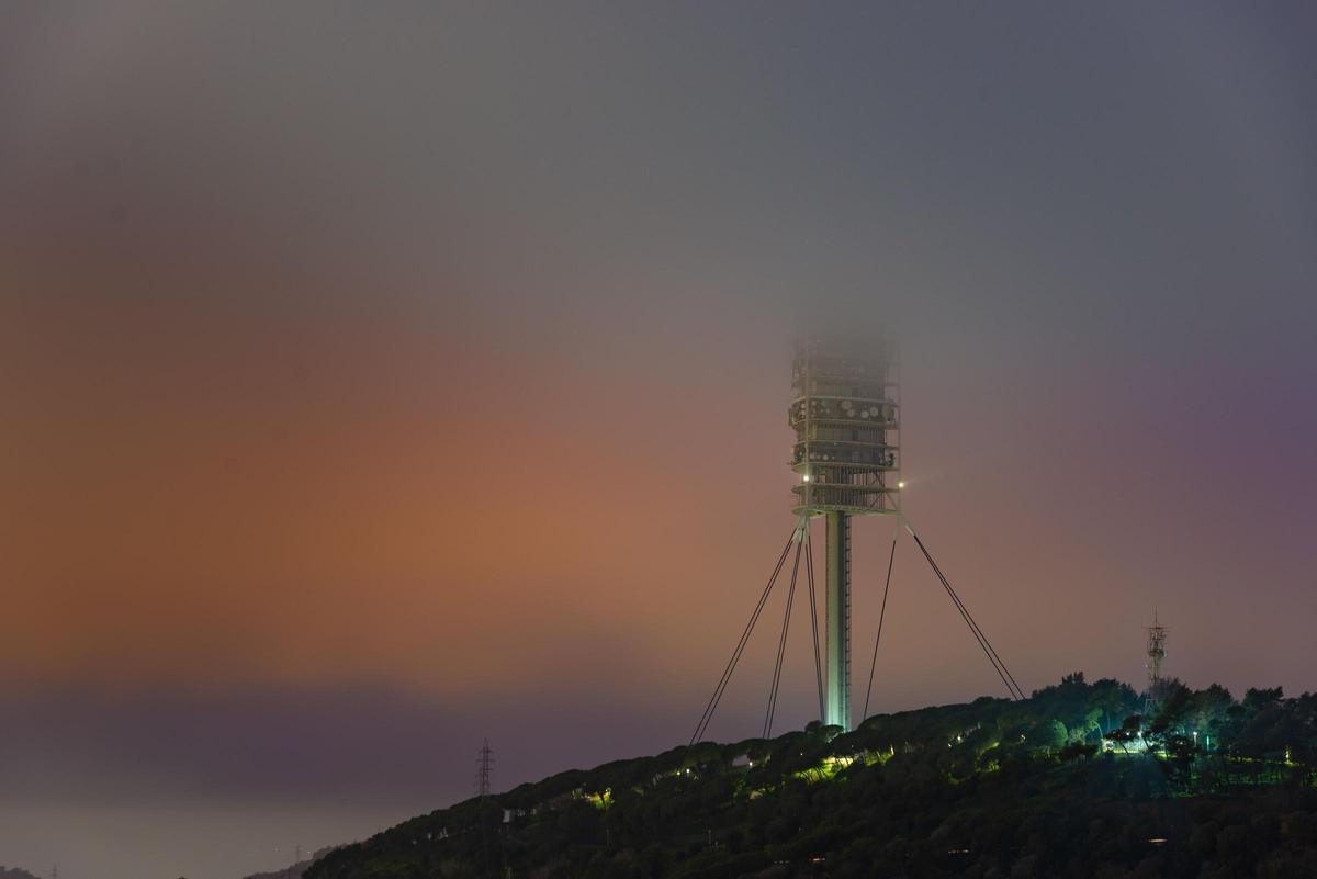 Düşük bulutlar Barselona'nın Collserola Kulesi'ni kapsar