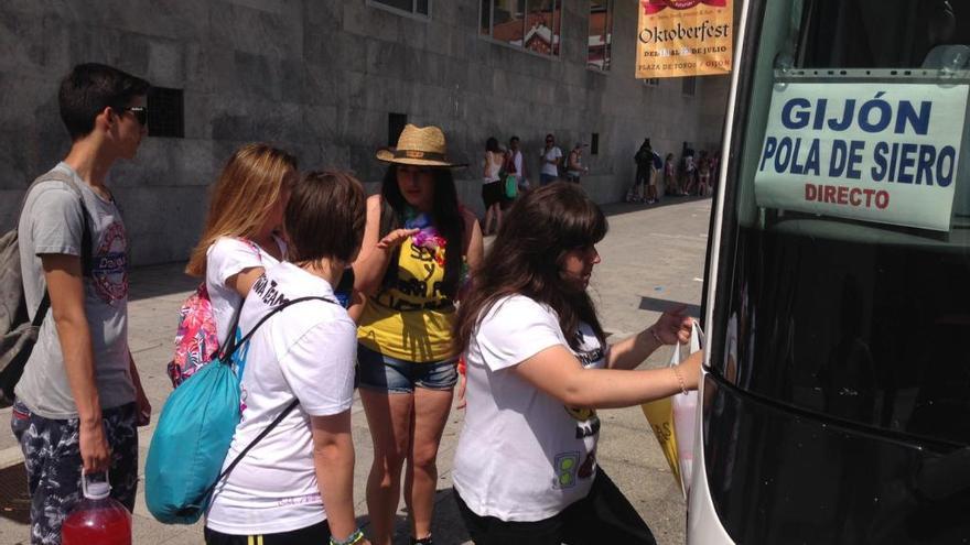 Romeros gijoneses montan en el autobús regular esta tarde rumbo al Carmín de la Pola.