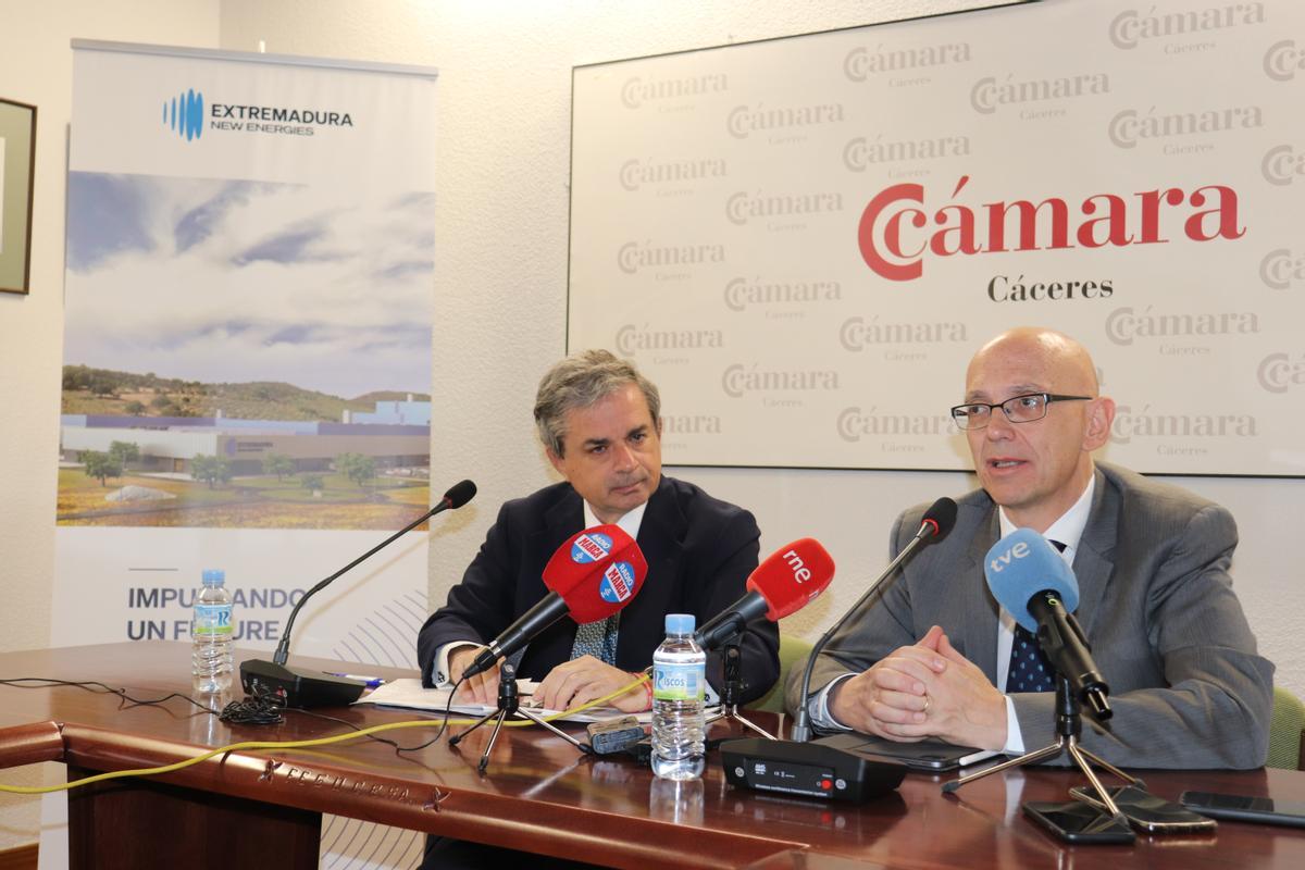 Ramón Jiménez, consejero delegado de Extremadura New Energies, anuncia la concesión de un premio de 10.000 euros a una de las startups seleccionadas del programa Cáceres-LAB de la Cámara de Comercio de Cáceres.