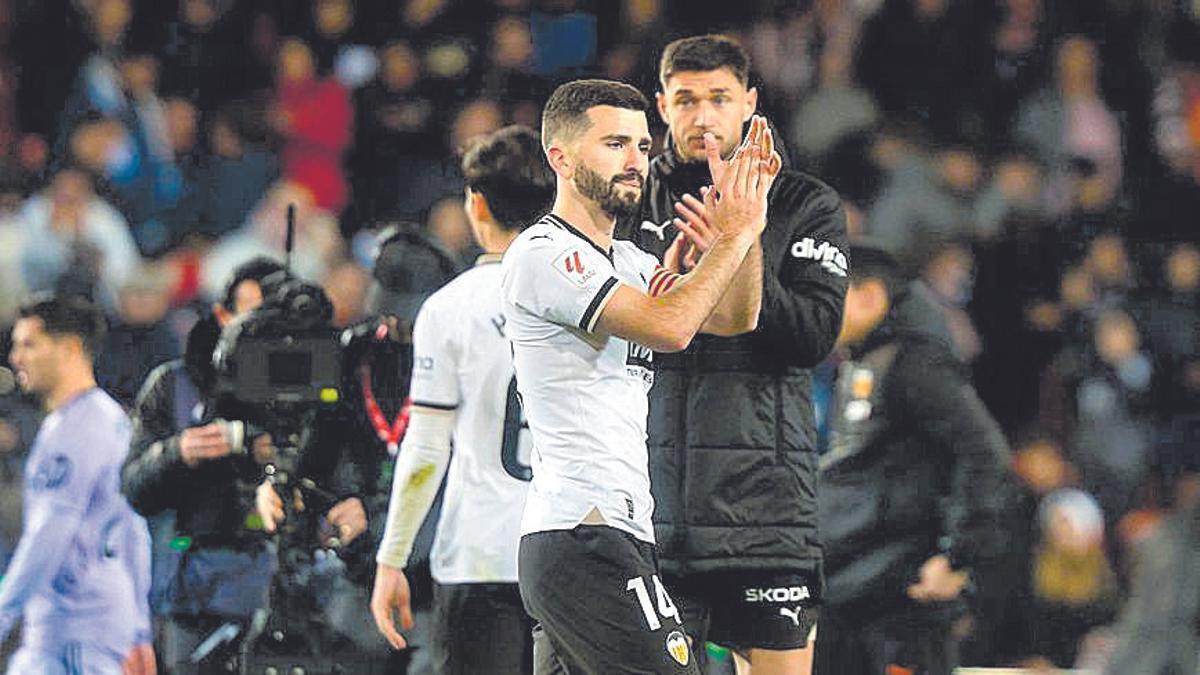 Gayà agradeciendo a la afición el apoyo tras el Valencia - Getafe