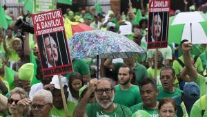 Manifestantes en Santo Domingo en la marcha contra la corrupción, impunidad y para reclamar justicia en el caso de la constructora brasileña Odebrecht. 