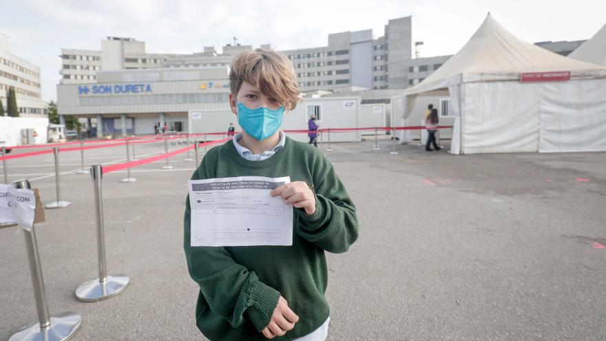Jordi Romero, de 11 años de edad, el primer niño vacunado en Mallorca.