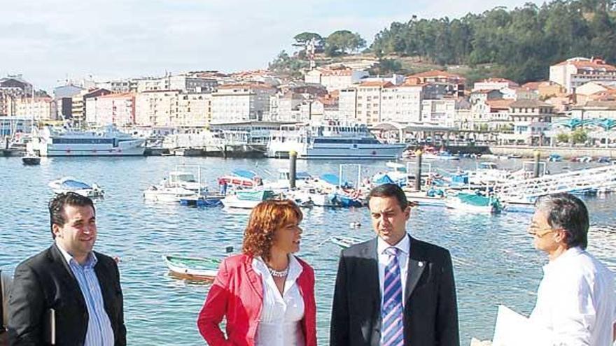 Otero, Millán y Abalo, con Jacinto Parga (en el centro) en una visita al puerto cangués.