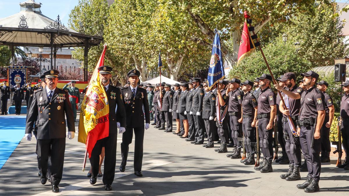 Acto para conmemorar la festividad de los patrones de la Policía Nacional en 2019, en el paseo de San Francisco de Badajoz.