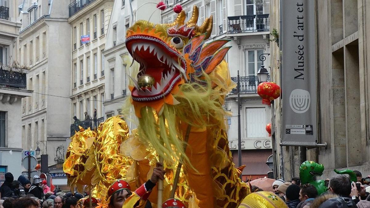Desfile del nuevo año chino por las calles de París.