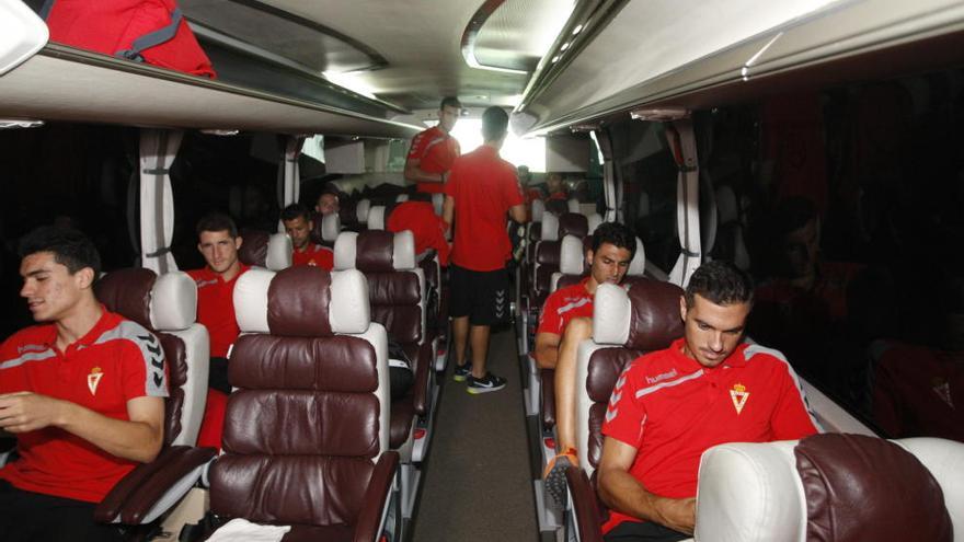 Los futbolistas del Real Murcia, a bordo del autobús en una de las salidas de esta temporada.