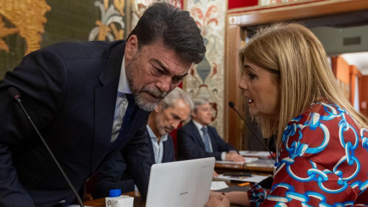 La bancada de la oposición en un pleno celebrado recientemente en el Ayuntamiento de Alicante