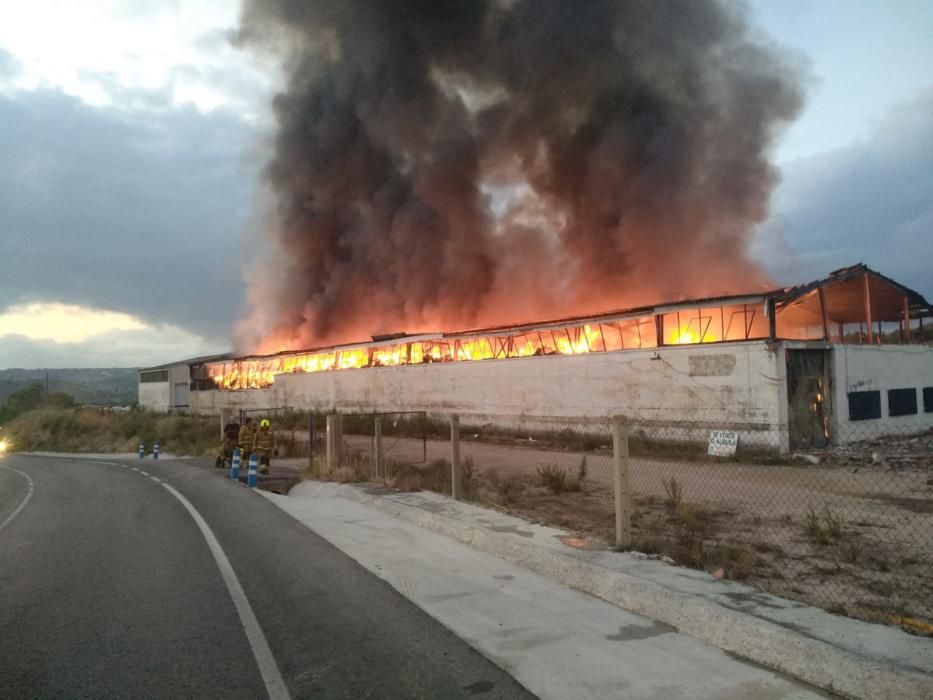 Arde una nave industrial en Aspe