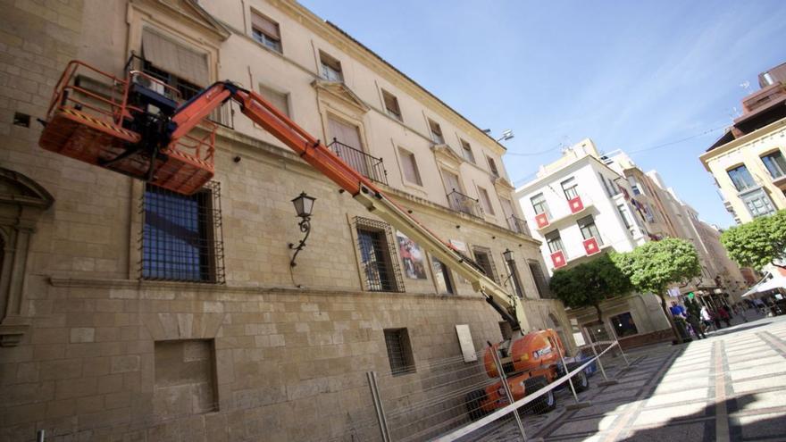 La grúa, este lunes en la fachada que da a la Plaza de la Cruz, junto a la Catedral de Murcia.  | JUAN CARLOS CAVAL