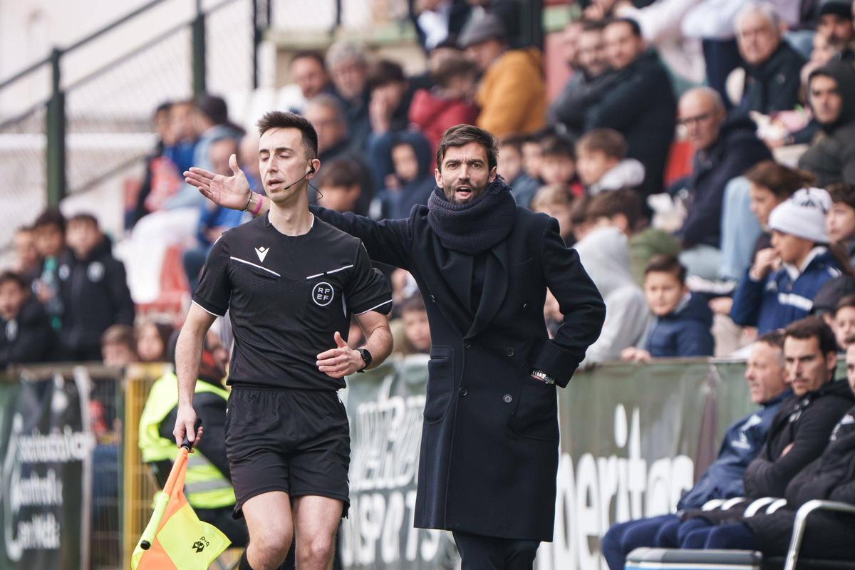 Fran Beltrán, entrenador del Mérida, durante el partido del domingo ante el Osasuna Promesas.