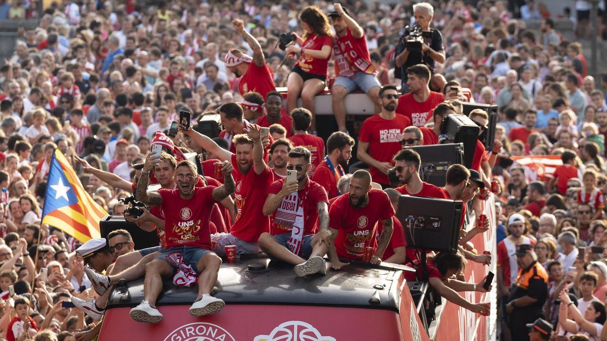 Los jugadores del Girona FC y del Basquet Girona celebran con la afición los ascensos