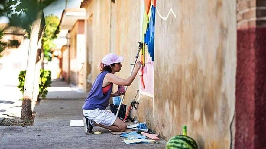 Marta Lapeña con su propuesta en la calle La Jota. |     