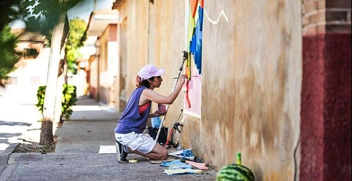 Marta Lapeña con su propuesta en la calle La Jota. |