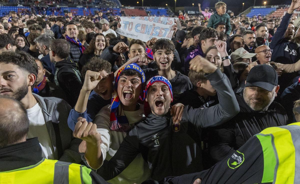 La afición del Deportivo invade el Pepico tras la certificación del ascenso a Segunda.