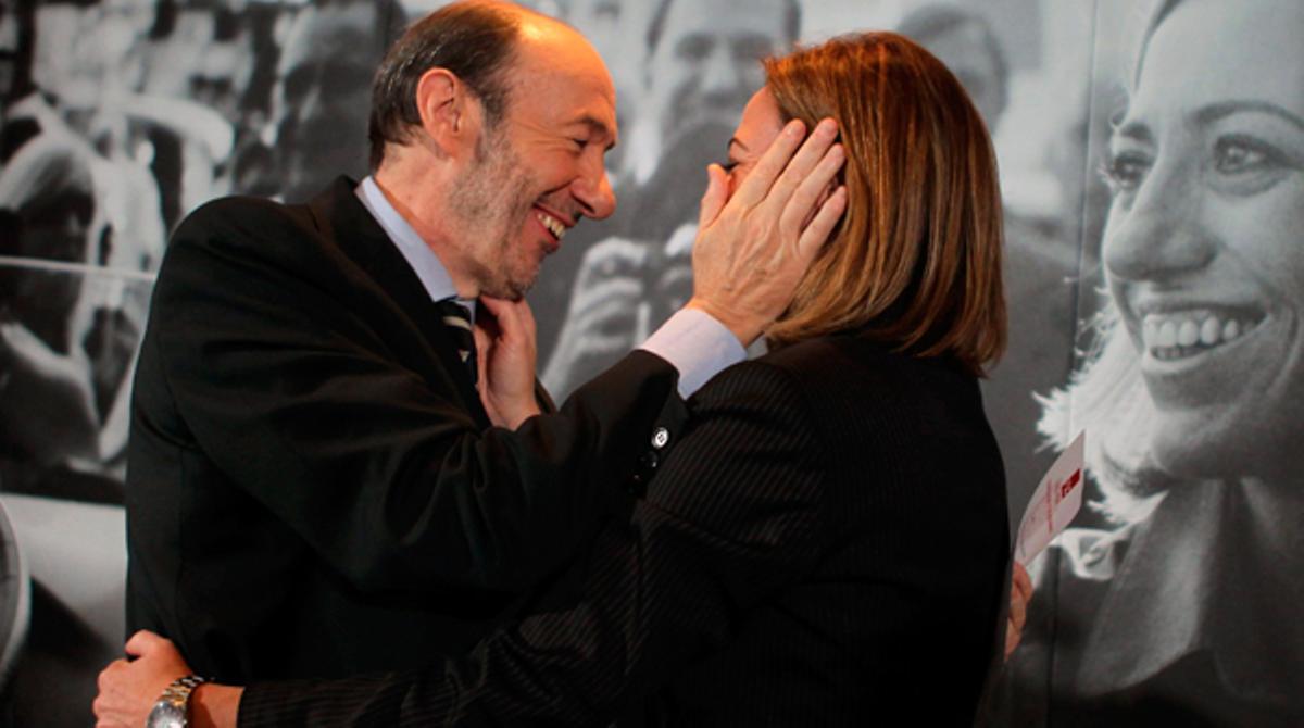 Chacón i Rubalcaba han intercanviat tot d’abraçades, somriures i confidències durant un dinar-míting amb dones del PSC a Barcelona.