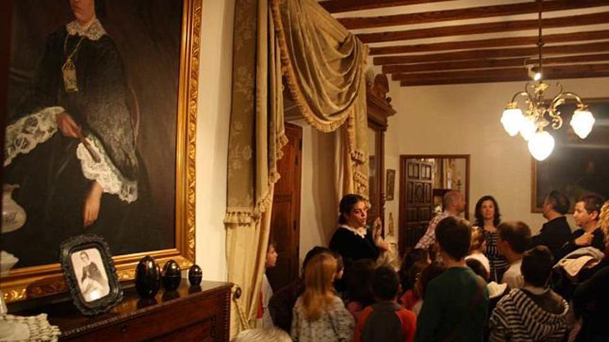 La caracterizada Cayetana Aragonés mostrando el salón de la casa museo.