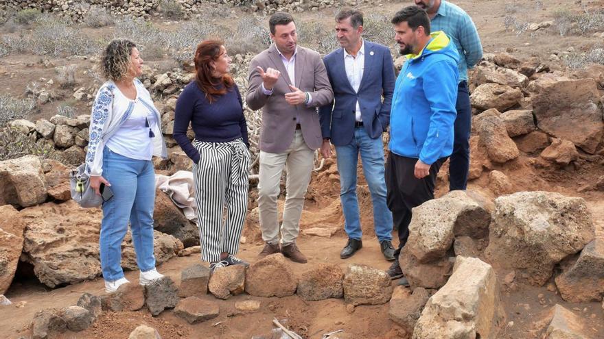 Autoridades y el director de la excavación  junto a una zona del yacimiento. | | DIRECCIÓN GENERAL DE CULTURA Y PATRIMOIO CULTURAL