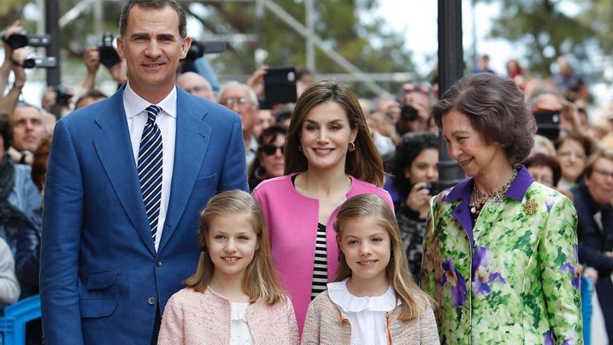 Los Reyes, sus hijas y la reina Sofía asisten a la misa de Pascua en Palma