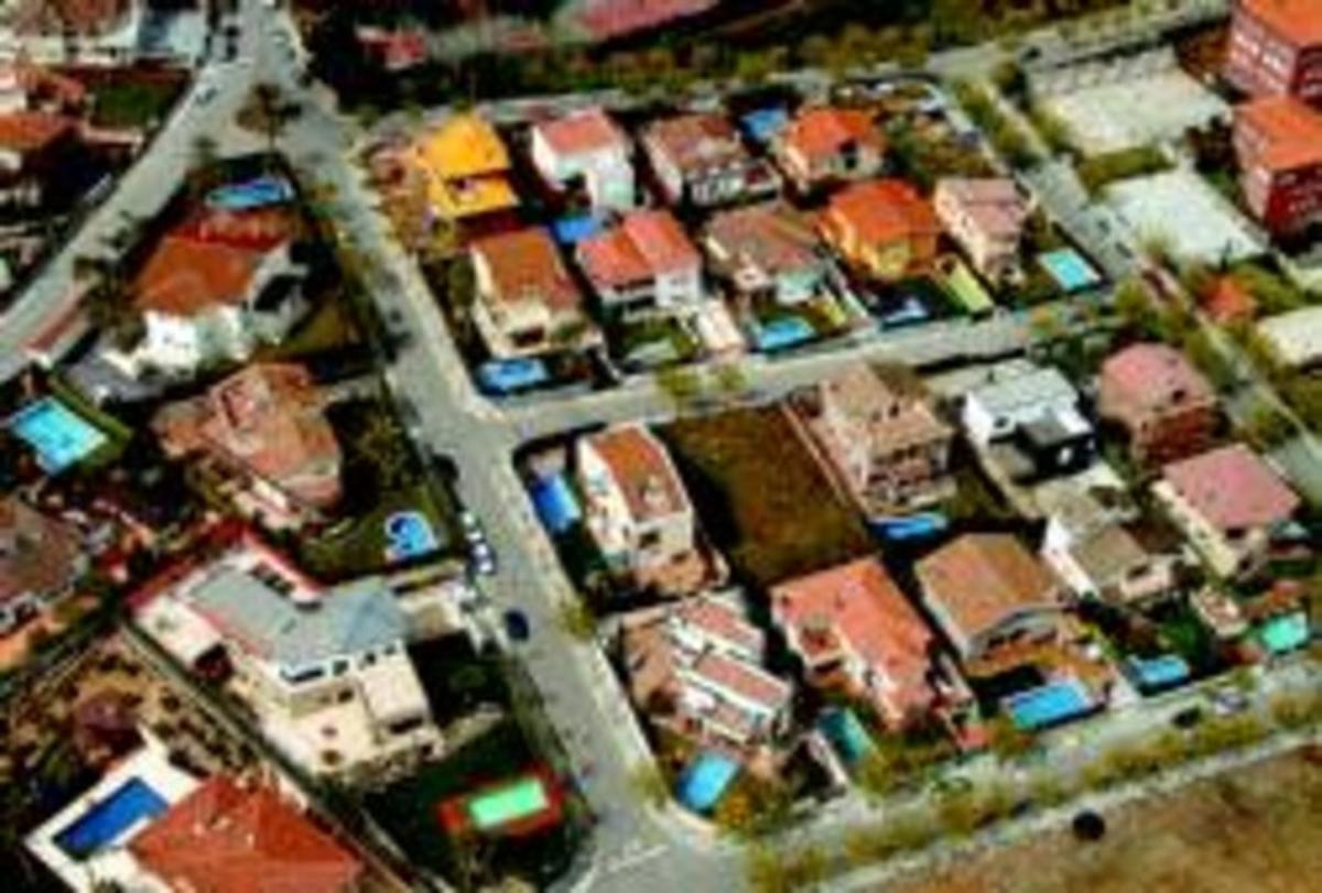 Vista aèria d’una urbanització d’Alella (Maresme), amb nombroses piscines. Vista aèria d’una urbanització d’Alella (Maresme), amb nombroses piscines.