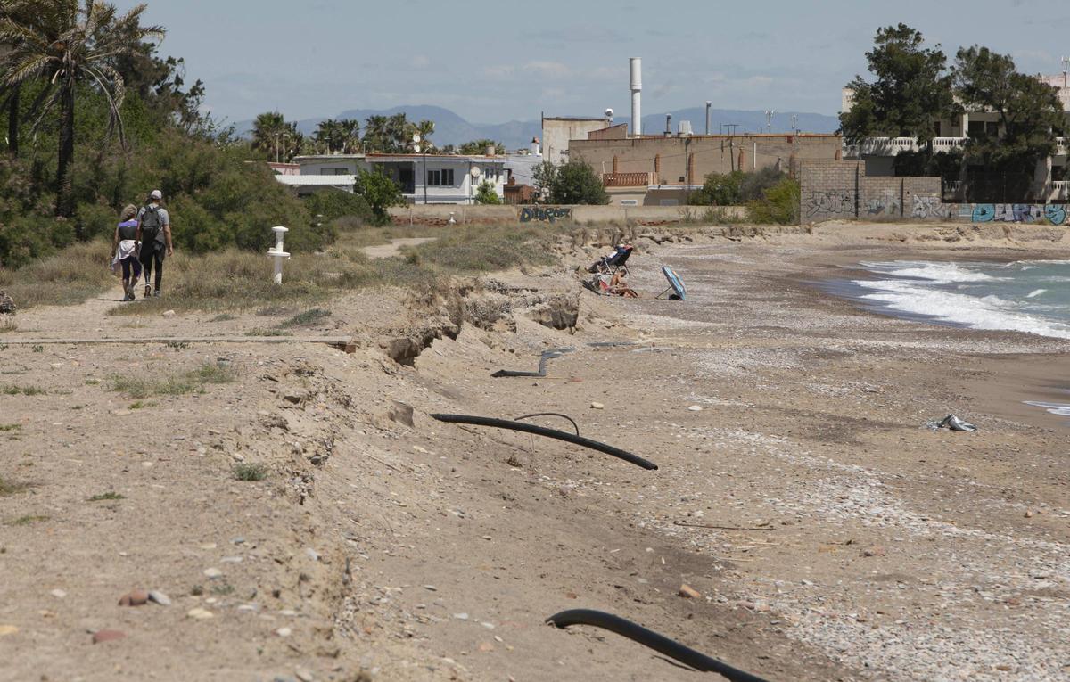 Canalizaciones dañadas en la playa de la Malvarrosa de Corinto.