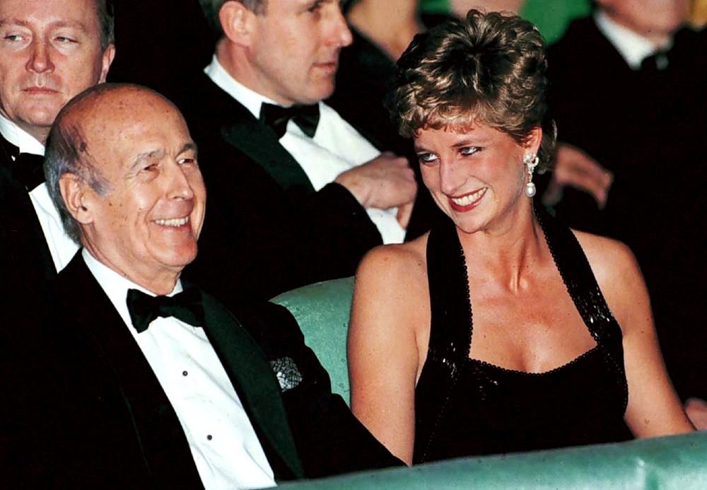 Diana, princesa de Gales se ríe con el ex presidente francés Valery Giscard d'Estaing, en esta foto de archivo del 28 de noviembre de 1994 donde los dos asistieron al teatro y la cena en el Chateau de Versailles