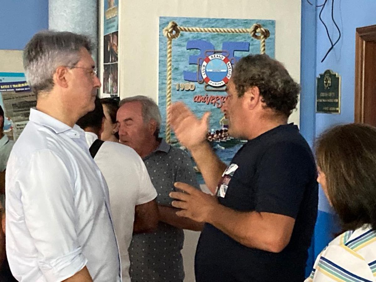 El alcalde siguió conversando con los vecinos una vez terminado el encuentro.