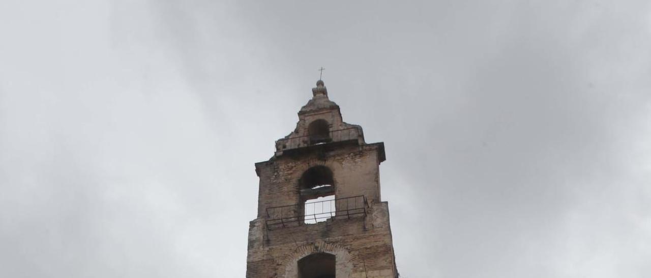 La deteriorada torre gótica de Santa Catalina, ayer.