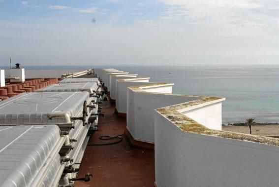 Wo jetzt auf der Dachterrasse des Borneo in Cala Millor noch Rohre verlegt sind, sollen sich kommenden Sommer die Urlauber rekeln.