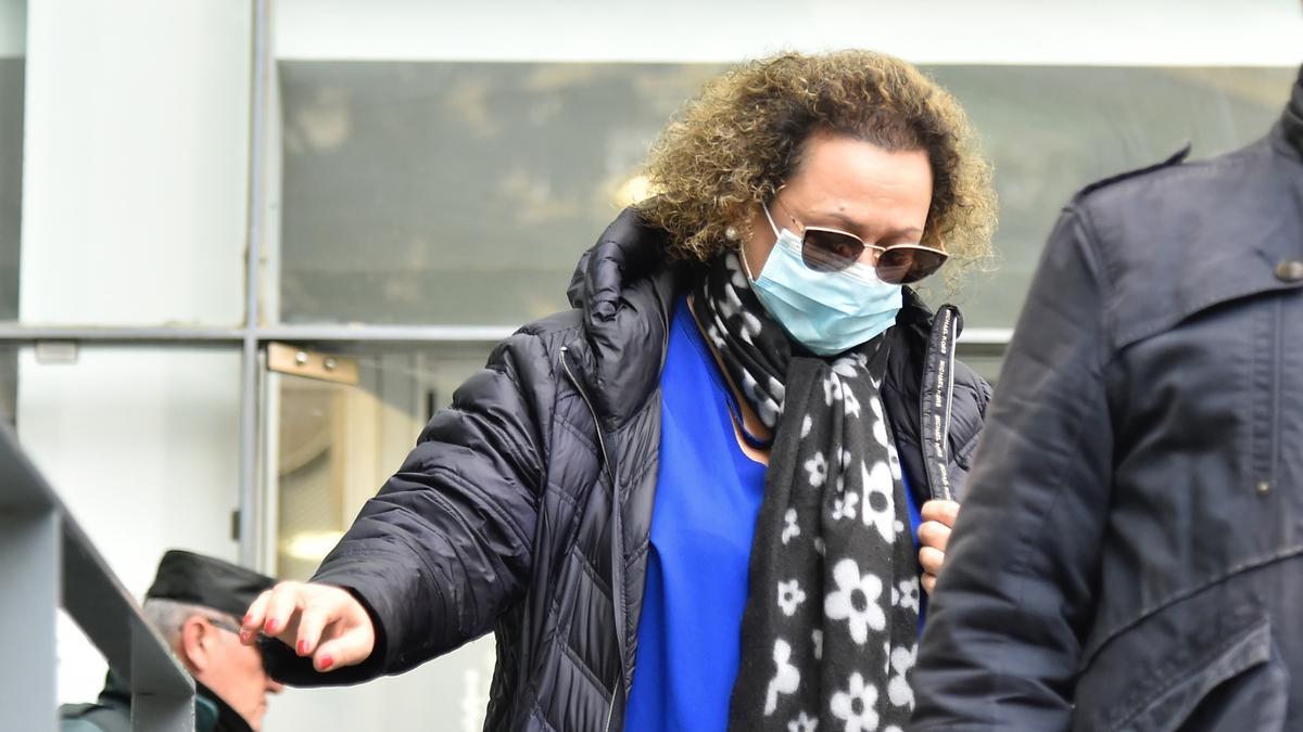 Yolanda Muñoz, saliendo de los juzgados con mascarilla y gafas de sol.