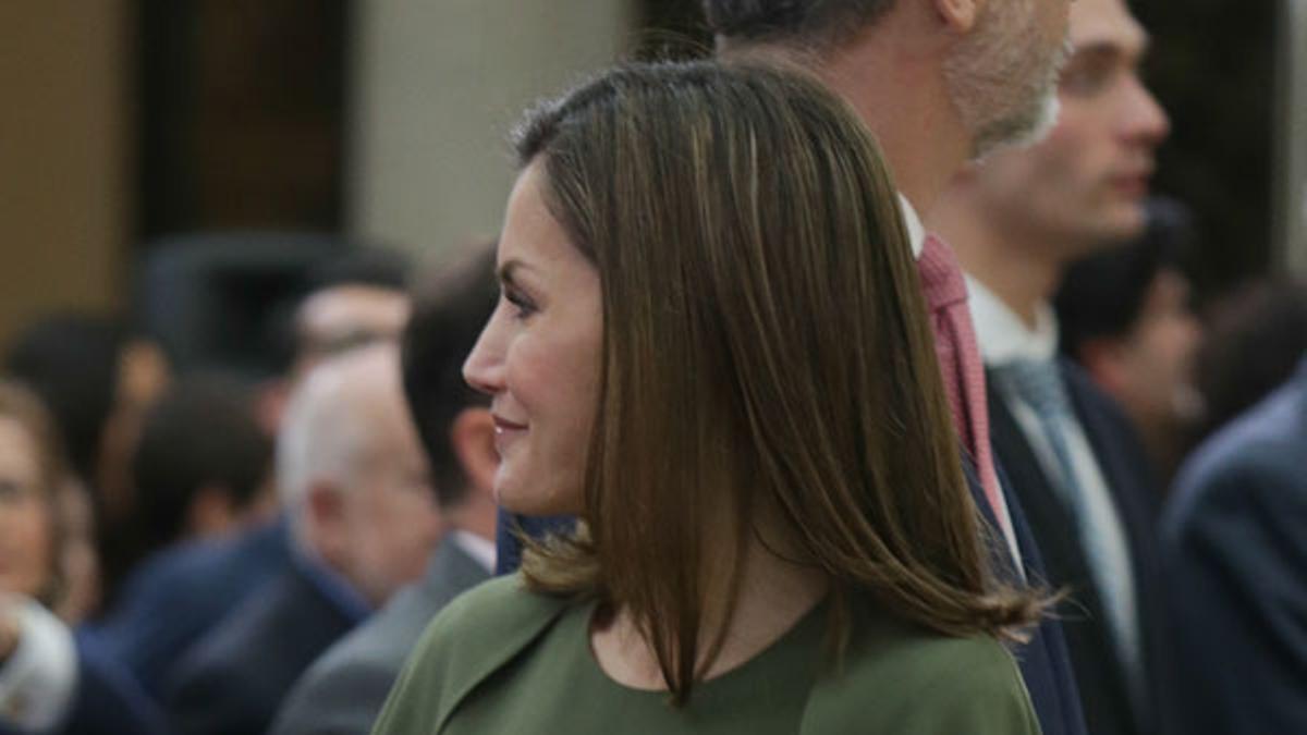 Letizia Ortiz con bolso de estampado de serpiente con tachuelas y vestido verde con capa