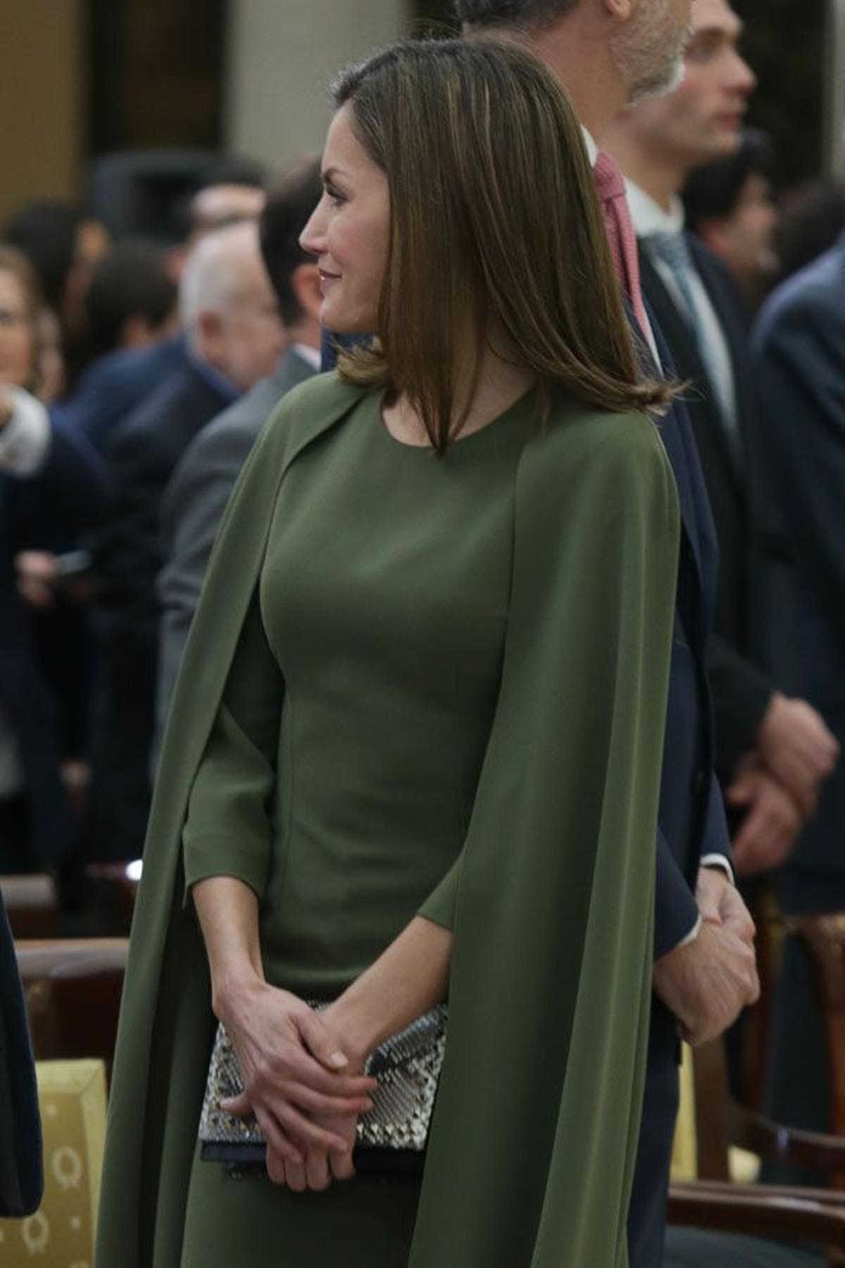 Letizia Ortiz con bolso de estampado de serpiente con tachuelas y vestido verde con capa