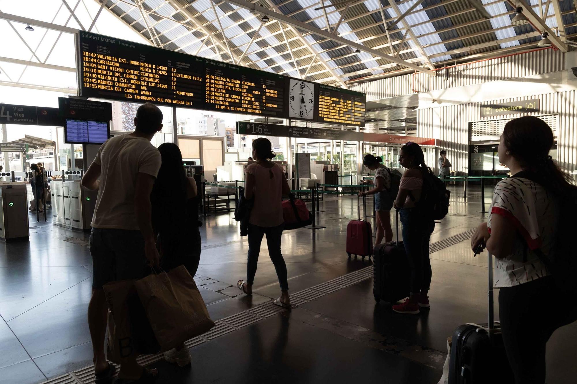 Pasajeros del AVE andando entre vías y sin soluciones en la estación de Alicante