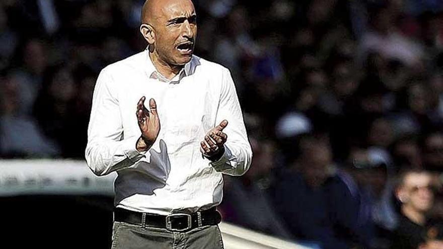 Abelardo FernÃ¡ndez da instrucciones a sus jugadores.