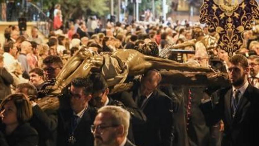 Las imágenes de los diferentes Cristos Crucificados de Orihuela se fueron incorporando al recorrido desde diferentes templos parroquiales hacia la Glorieta.