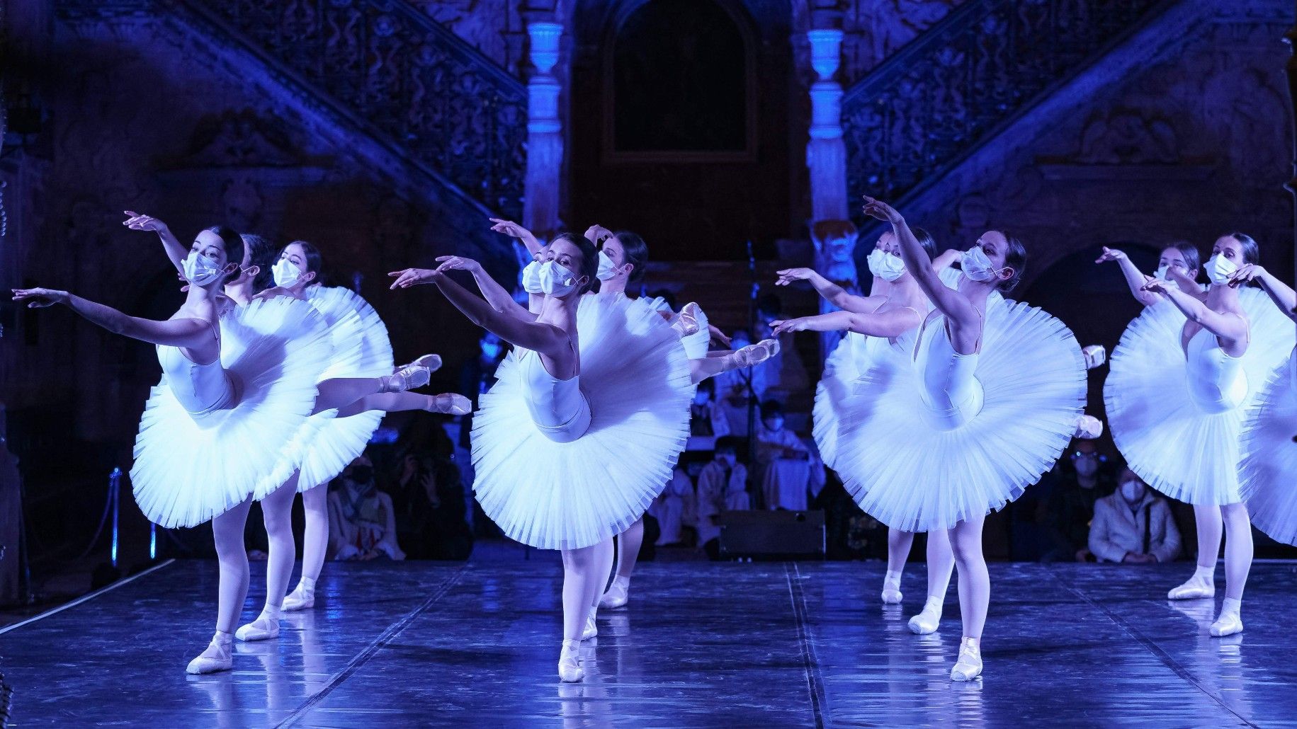 Alumnos de la Escuela Profesional de Danza de Castilla y León bailan la 'Danza en la escalera dorada' en la Catedral de Burgos, el pasado día 13.