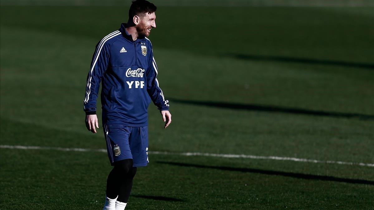 aguasch47430493 argentina s forward lionel messi takes part in a training se190321104806