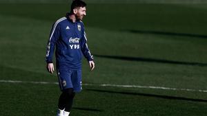 aguasch47430493 argentina s forward lionel messi takes part in a training se190321104806