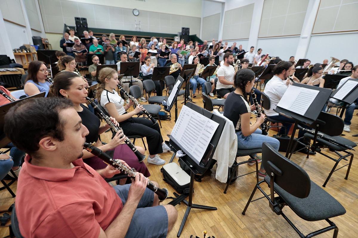 Primer ensayo general del coro y la orquesta de la misa del papa en el Puerto de Santa Cruz de Tenerife