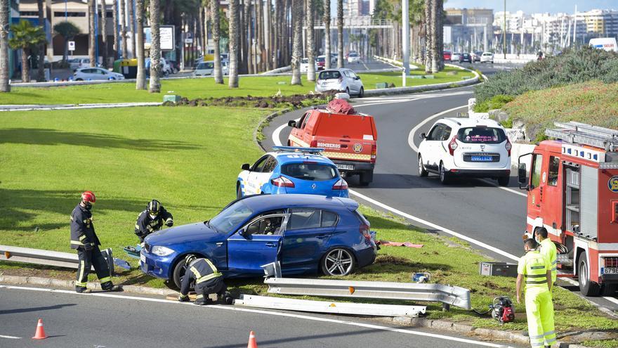 Un conductor pierde el control y acaba con su coche encima de una valla