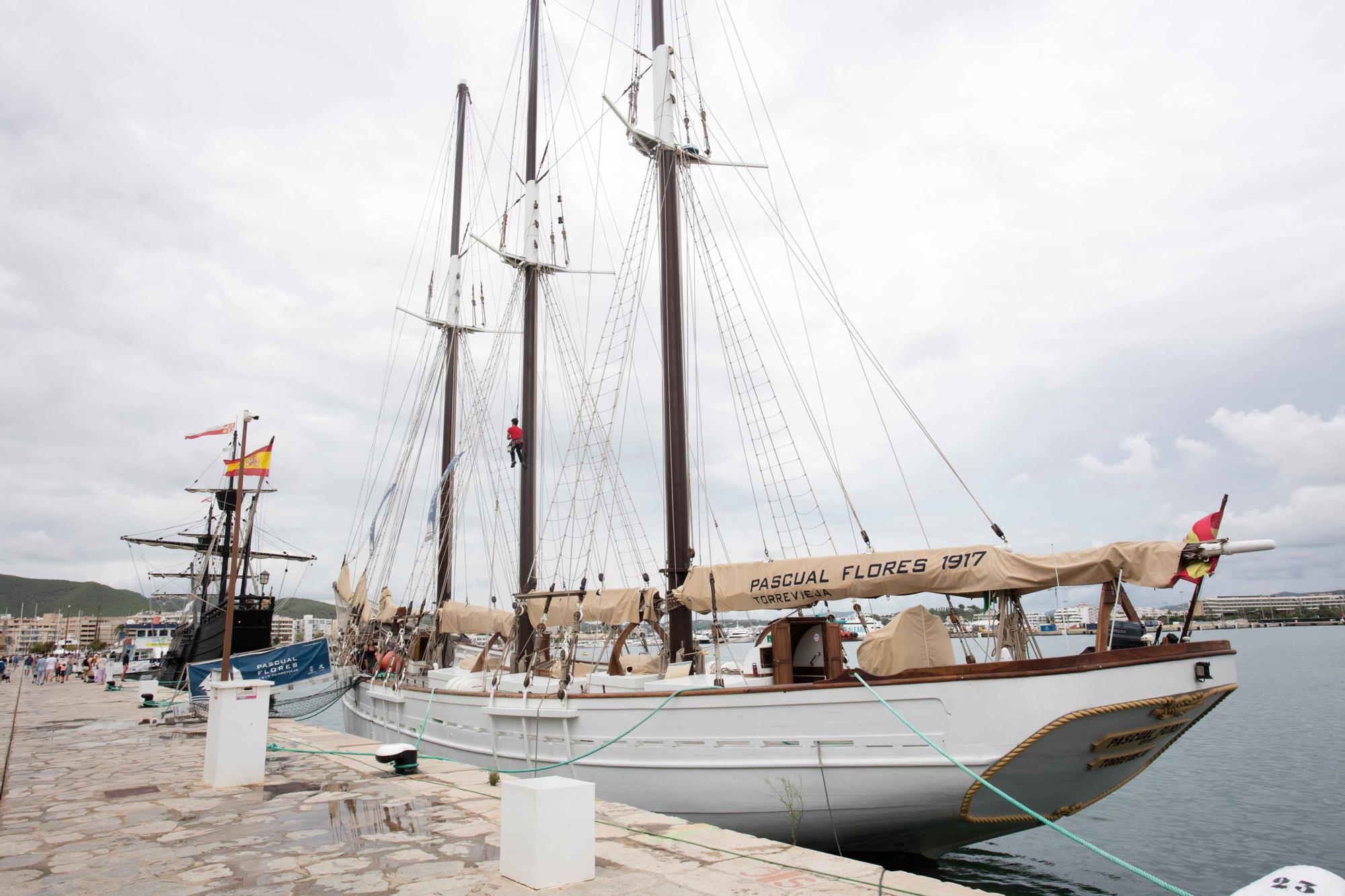 El puerto de Ibiza acoge la visita de dos navíos históricos