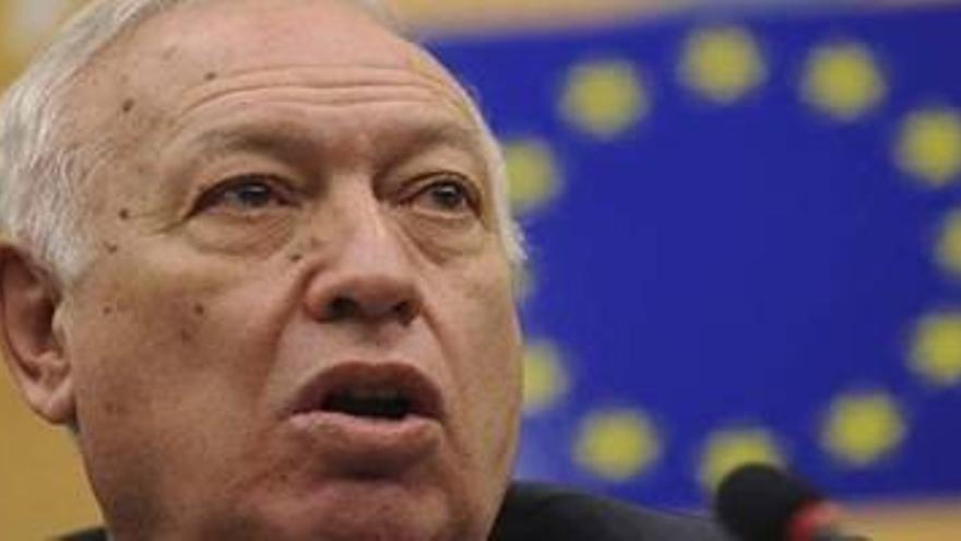 Margallo agradece la &quot;sensibilidad&quot; de la Casa Real por cancelar el viaje de la Reina