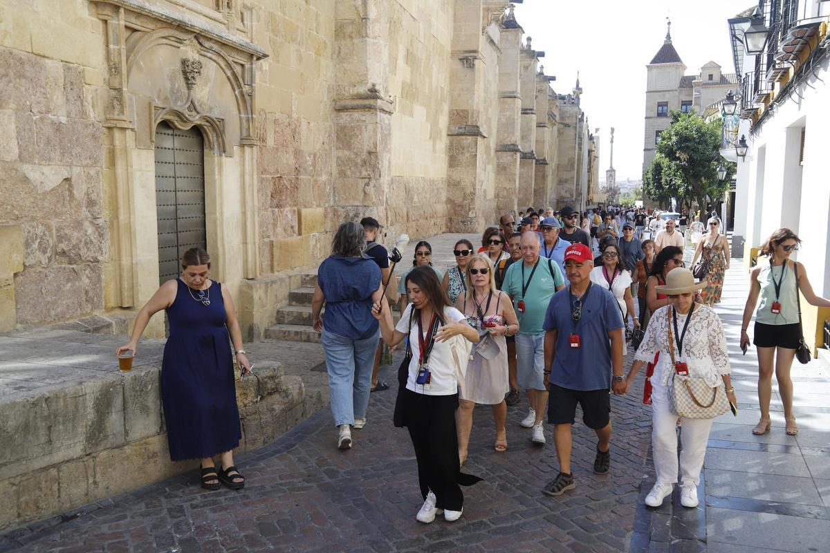 Un grupo de turistas en un tour junto a la Mezquita-Catedral.