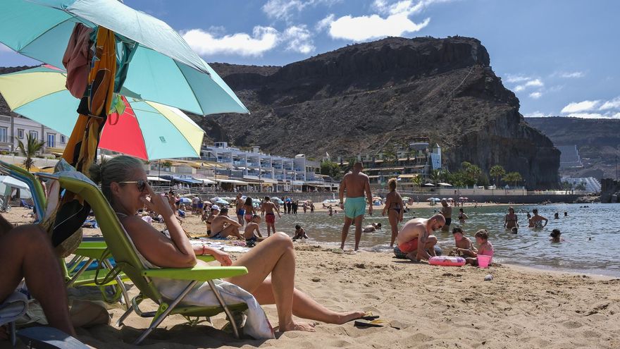 Un asadero de piñas, danza y verbena para celebrar San Juan en Playa de Mogán
