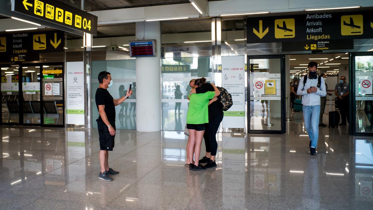 Dos personas se abrazan en el Aeropuerto de Palma de Mallorca.