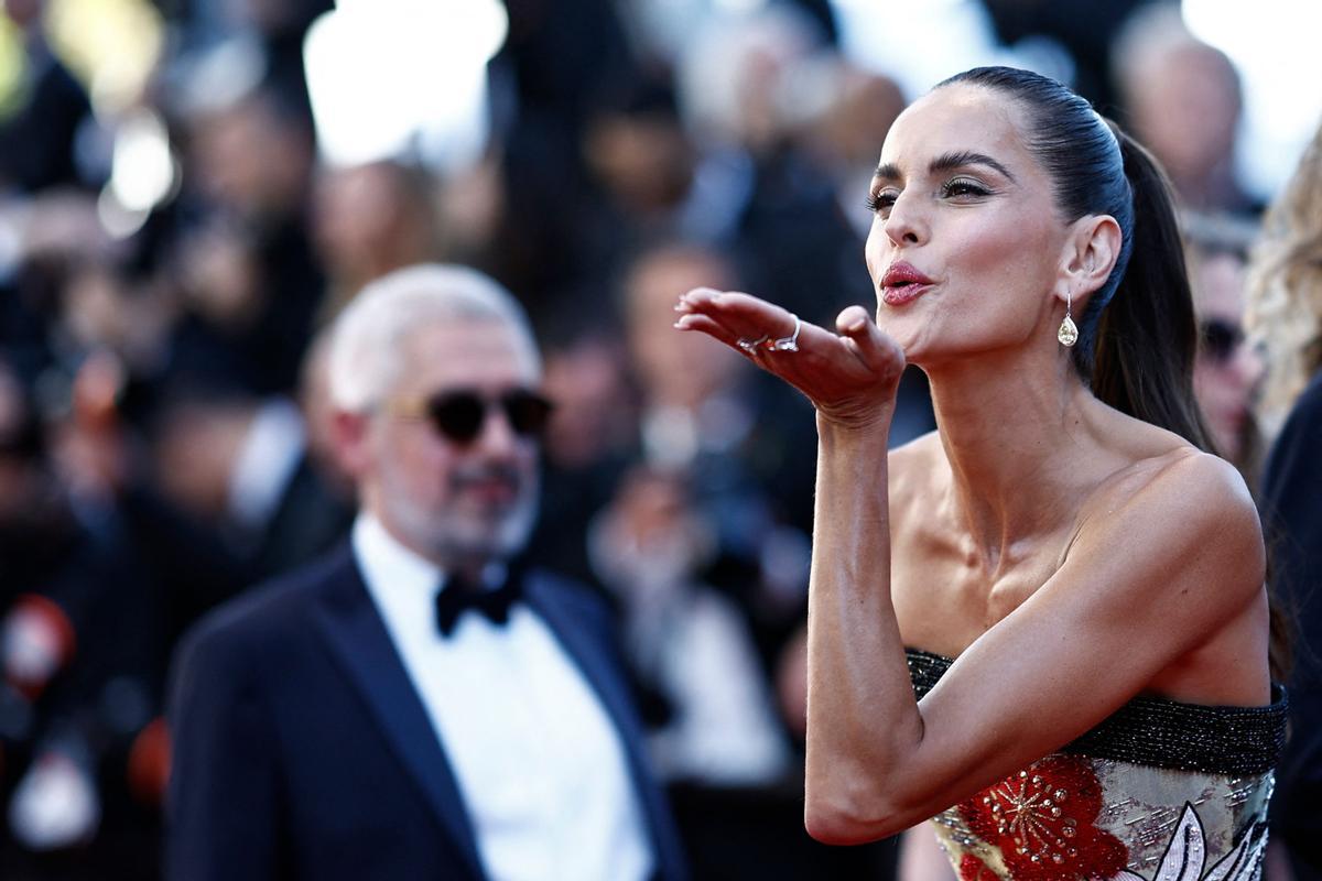 Brazilian model Izabel Goulart arrives for the screening of the film Marcello Mio at the 77th edition of the Cannes Film Festival in Cannes, southern France, on May 21, 2024. (Photo by Sameer Al-Doumy / AFP)