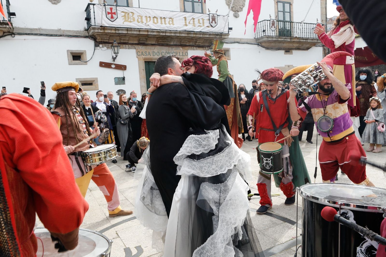 Así vive Baiona el regreso de la Arribada: justa de caballeros , esgrima y talleres de artesanía