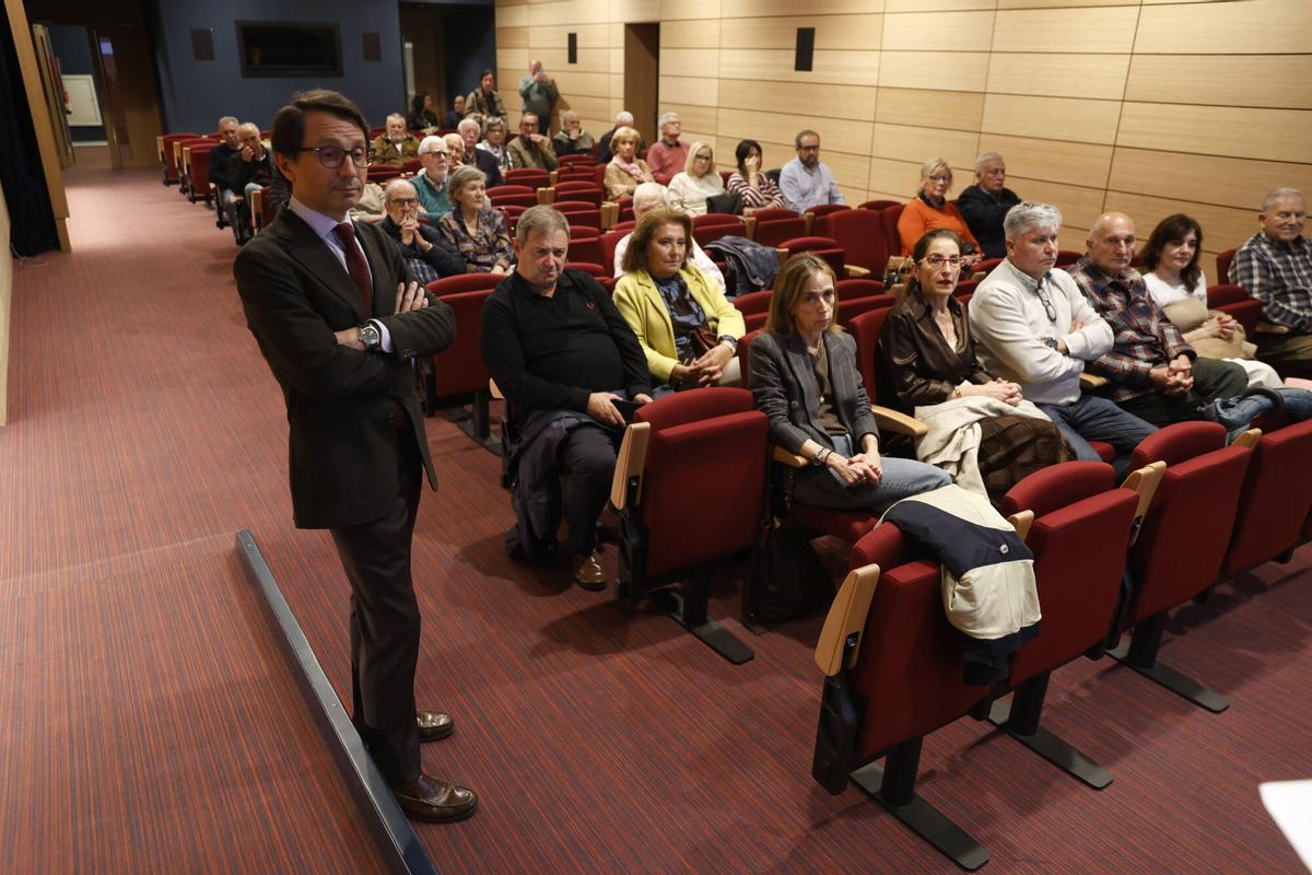 Ramón Muñoz-Calero, en primer término, ante el público, antes del inicio de la charla.