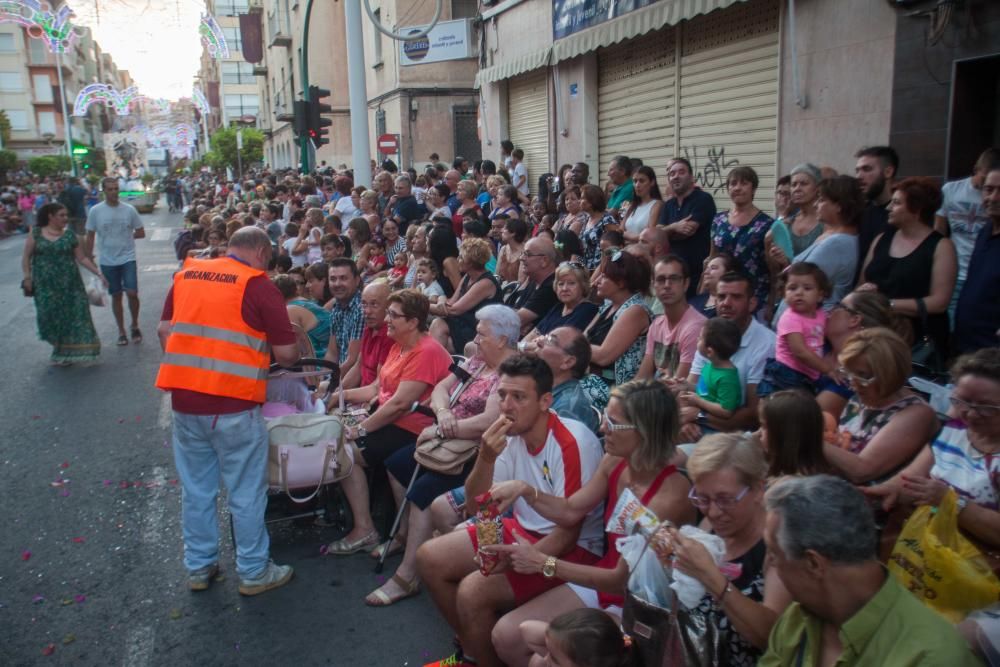 Desfile colorido de las comisiones en Elche