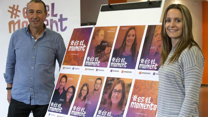 Joan Baldoví y Ángela Ballester con los carteles de &#039;Es el Moment&#039;.