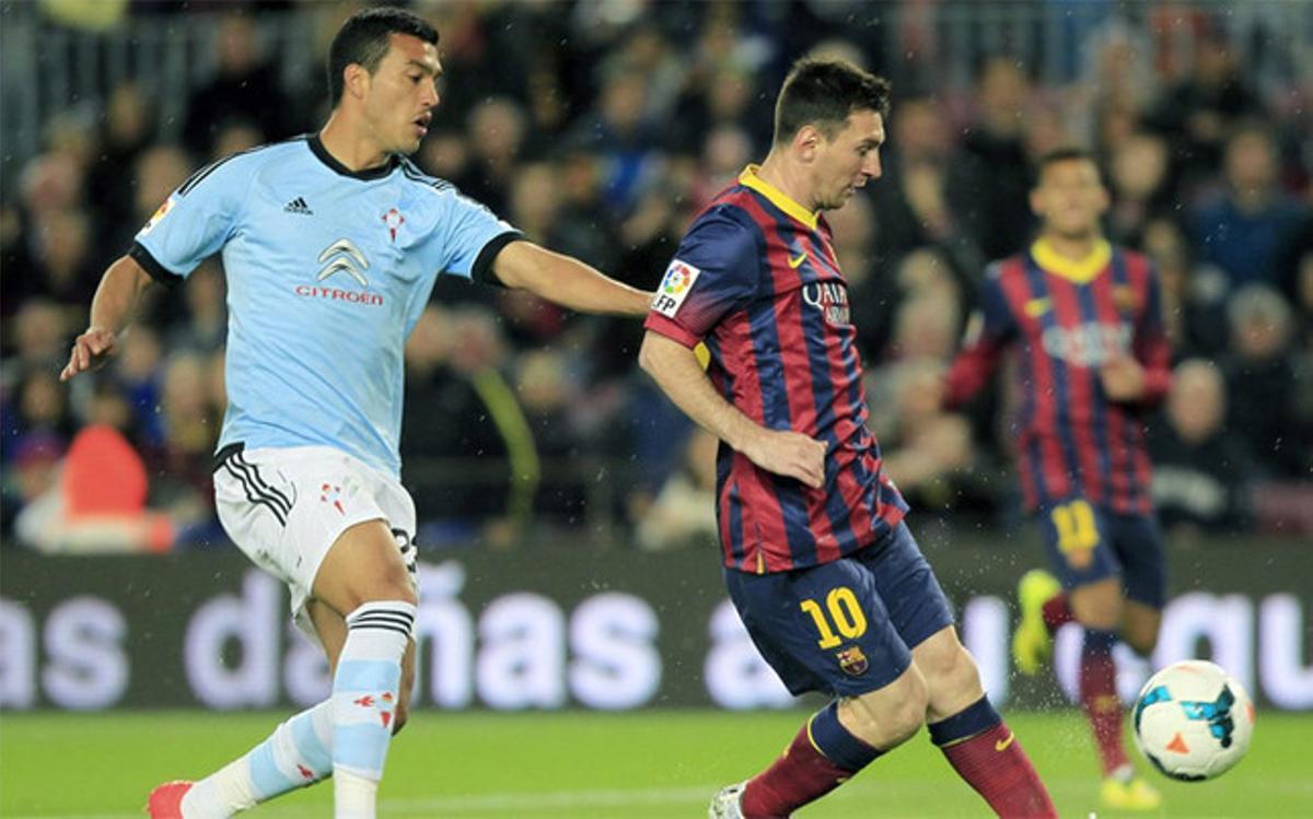 Augusto Fernández persigue a Messi durante el Barça-Celta